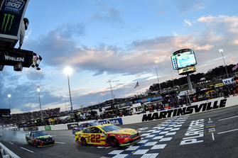 Race winner Joey Logano, Team Penske, Ford Fusion Shell Pennzoil takes the checkered flag