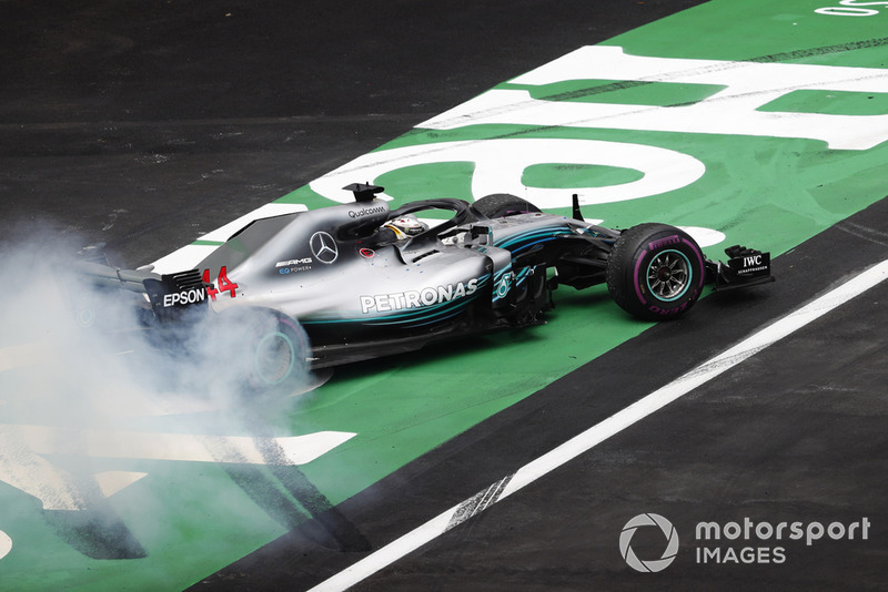 2018 F1 Dünya Şampiyonu Lewis Hamilton, Mercedes AMG F1 donut yapıyor