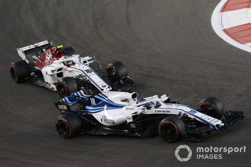 Lance Stroll, Williams FW41 and Charles Leclerc, Sauber C37 battle