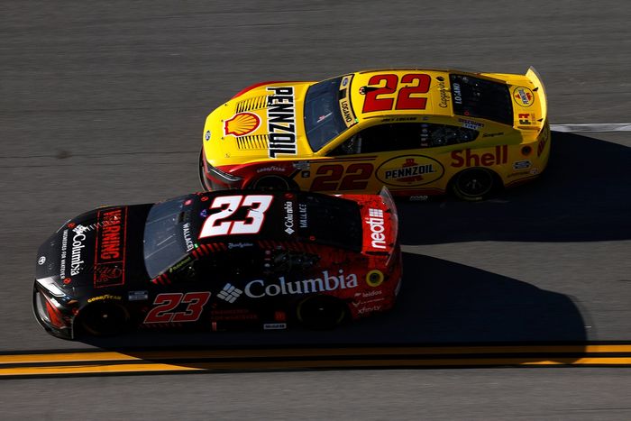 Bubba Wallace, 23XI Racing Toyota, Joey Logano, Team Penske Ford