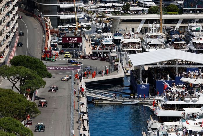 Lewis Hamilton, Ferrari, Fernando Alonso, Aston Martin Racing, Esteban Ocon, Haas F1 Team