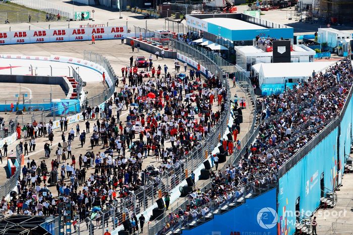Una vista aérea de la parrilla de salida