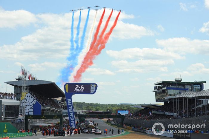 La Patrouille de France vuela sobre la parrilla de salida
