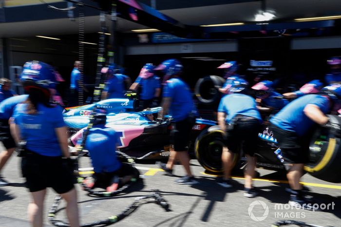 Los mecánicos practican una parada en boxes con Oscar Piastri, piloto reserva del equipo Alpine F1 
