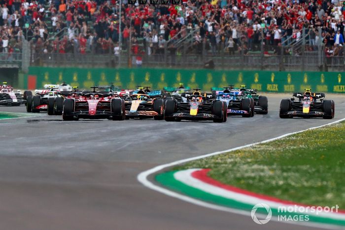 Max Verstappen, Red Bull Racing RB18, Charles Leclerc, Ferrari F1-75, Lando Norris, McLaren MCL36, Kevin Magnussen, Haas VF-22, Fernando Alonso, Alpine A522, en la salida