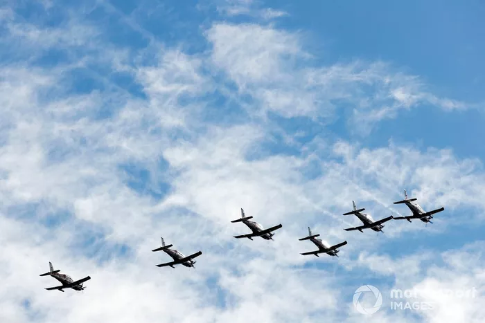 El equipo de exhibición de la RAAF, The Roulettes, actúa para el público en sus Pilatus PC-21