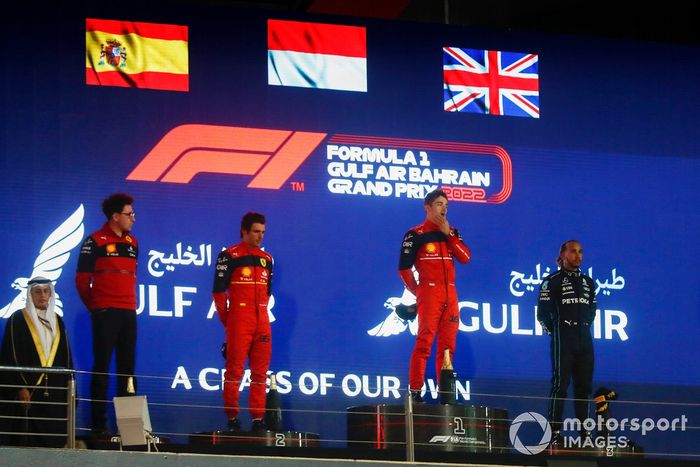 Podio: Mattia Binotto, director del equipo Ferrari, segundo lugar Carlos Sainz Jr., Ferrari, ganador Charles Leclerc, Ferrari, tercer lugar  Lewis Hamilton, Mercedes-AMG