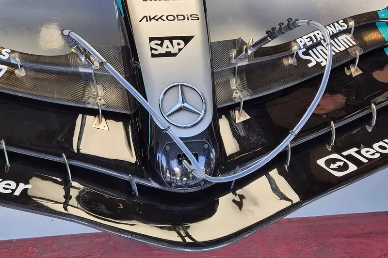 Detalle del alerón delantero de Mercedes