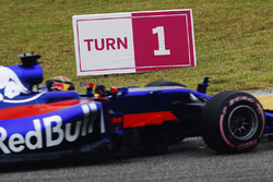 Brendon Hartley, Scuderia Toro Rosso STR12, au premier virage