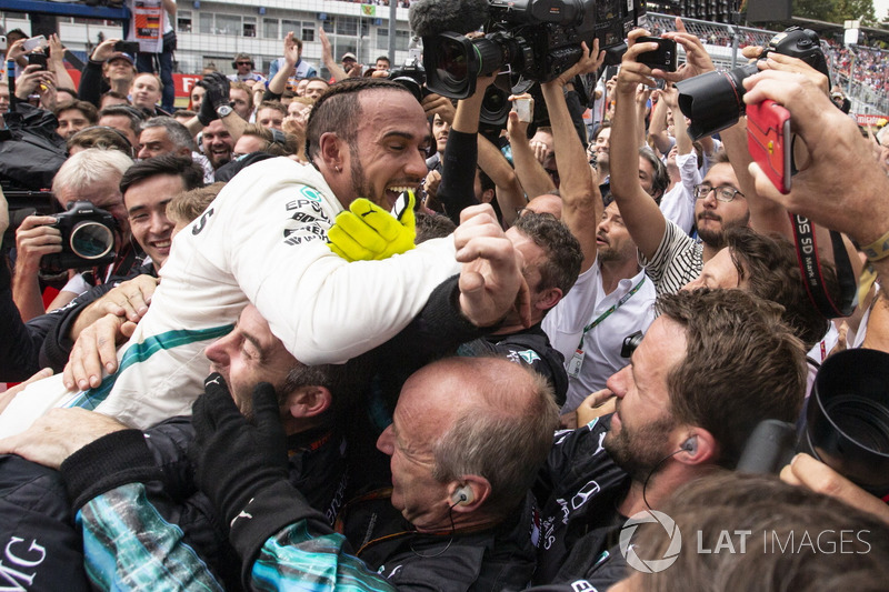 Lewis Hamilton, Mercedes-AMG F1, festeggia con il team nel parco chiuso