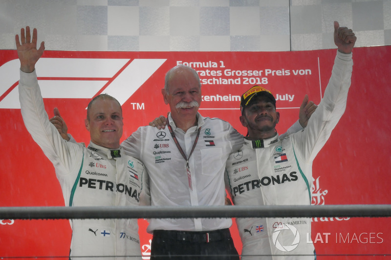 Valtteri Bottas, Mercedes-AMG F1, Dr. Dieter Zetsche, CEO de Daimler AG y Lewis Hamilton, Mercedes-AMG F1