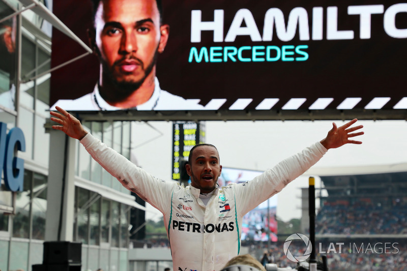 Le vainqueur Lewis Hamilton, Mercedes-AMG F1 W09 fête sa victoire dans le Parc Fermé