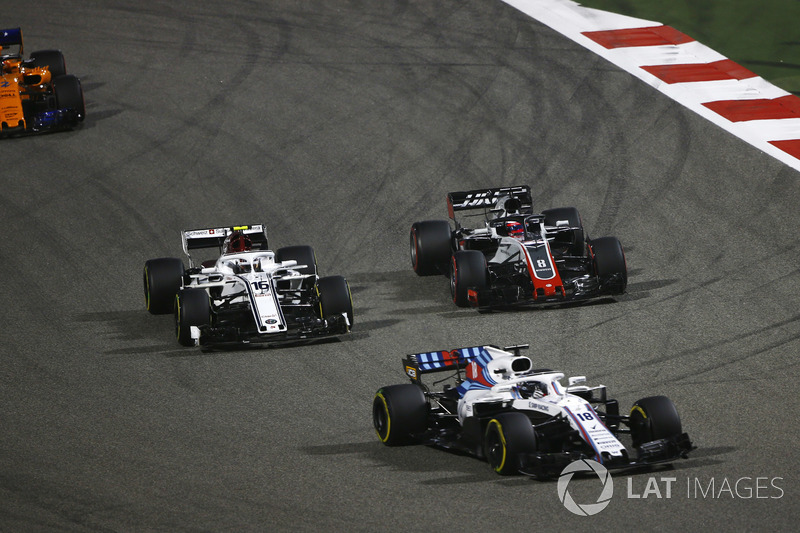 Lance Stroll, Williams FW41 Mercedes, devant Charles Leclerc, Sauber C37 Ferrari, Romain Grosjean, Haas F1 Team VF-18 Ferrari, et Stoffel Vandoorne, McLaren MCL33 Renault