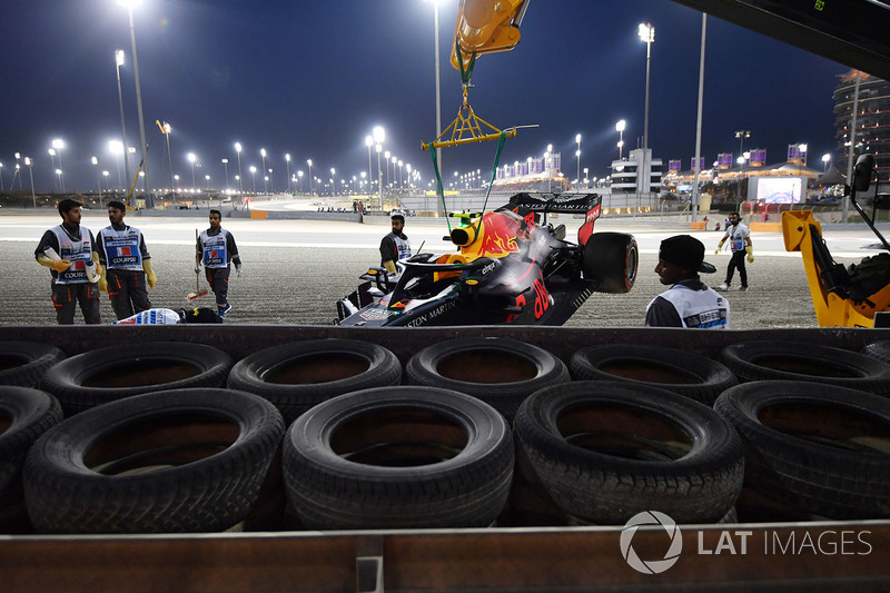 The crashed car of Max Verstappen, Red Bull Racing RB14 is recovered in Q1