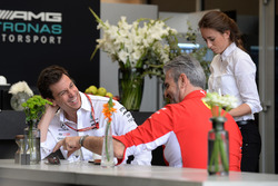 Toto Wolff, Director de Motorsport de Mercedes AMG F1 y Director del equipo de Ferrari Maurizio Arri