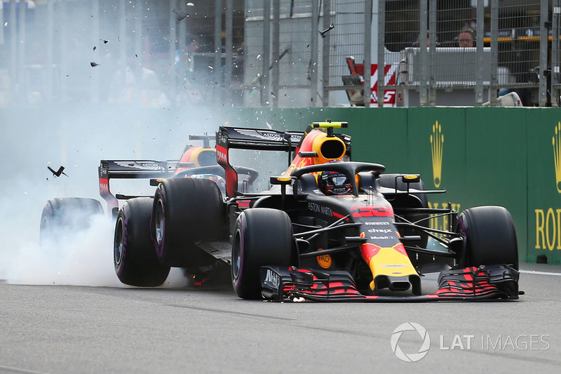 Choque de Max Verstappen, Red Bull Racing RB14 y Daniel Ricciardo, Red Bull Racing RB14