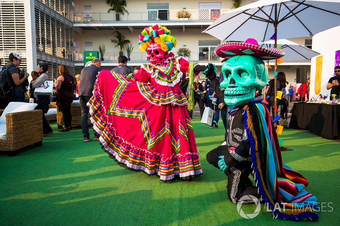 Disfraces del día de muertos en el paddock