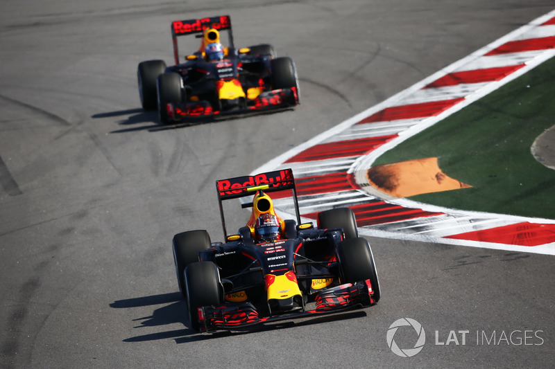 Daniil Kvyat, Red Bull Racing RB12, Daniel Ricciardo, Red Bull Racing RB12