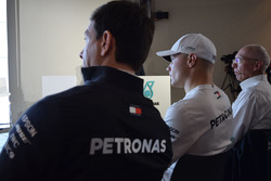 Valtteri Bottas, Mercedes-AMG F1, Toto Wolff, Direttore del Motorsport Mercedes AMG F1