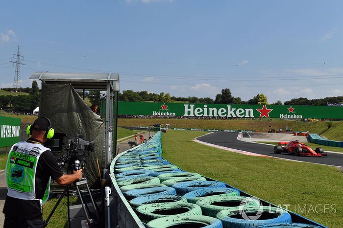 Sebastian Vettel, Ferrari SF71H y un cámara