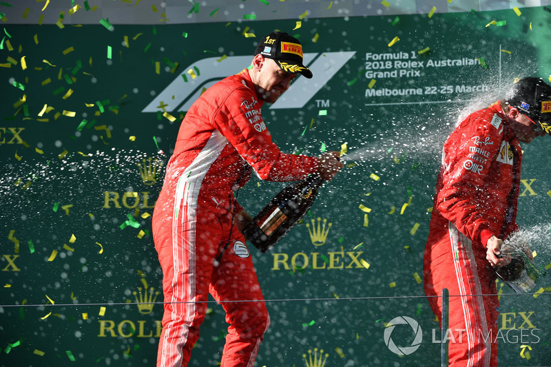 Гонщики Ferrari Себастьян Феттель и Кими Райкконен