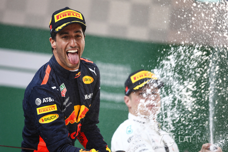 Podium: ganador, Daniel Ricciardo, Red Bull Racing, segundo, Valtteri Bottas, Mercedes-AMG F1