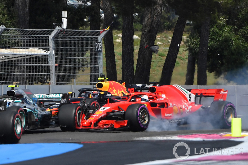 Sebastian Vettel, Ferrari SF-71H bloque une roue et percute Valtteri Bottas, Mercedes-AMG F1 W09