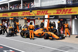 Fernando Alonso, McLaren MCL33, pit stop