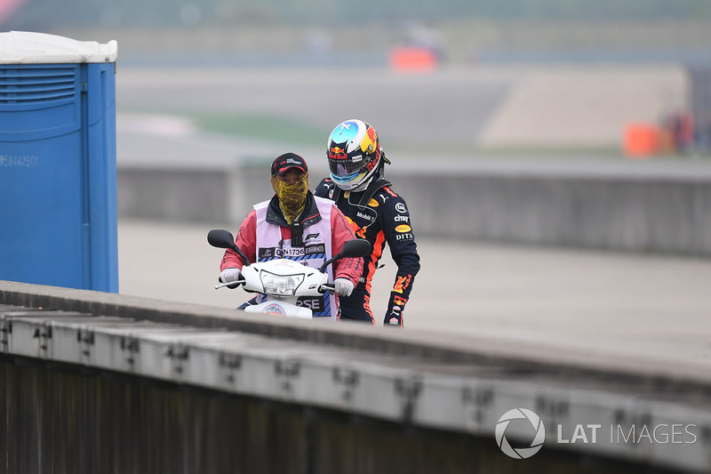 Daniel Ricciardo, Red Bull Racing stopped on track in FP3 and catches a lift on a scooter