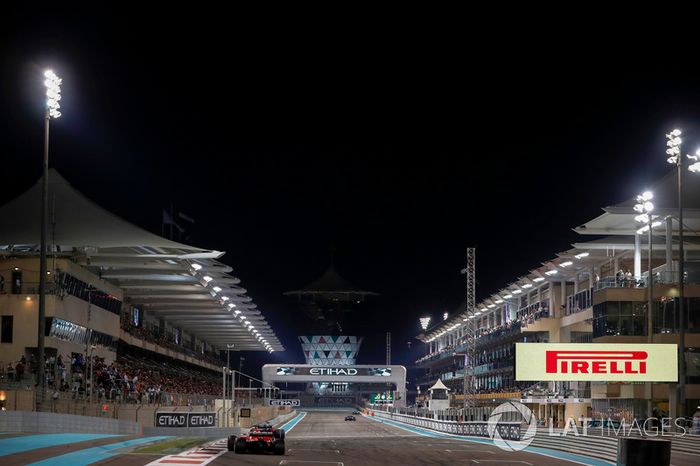 Sebastian Vettel, Ferrari SF70H y Brendon Hartley, Scuderia Toro Rosso STR12