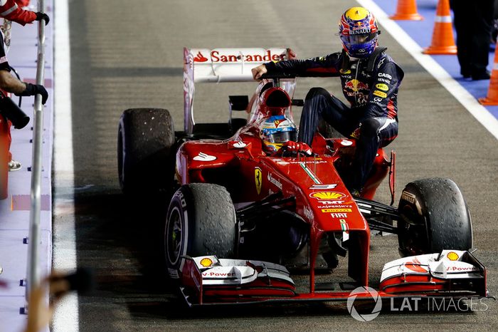 Fernando Alonso, Ferrari F138, lleva sobre su coche a Mark Webber, Red Bull Racing