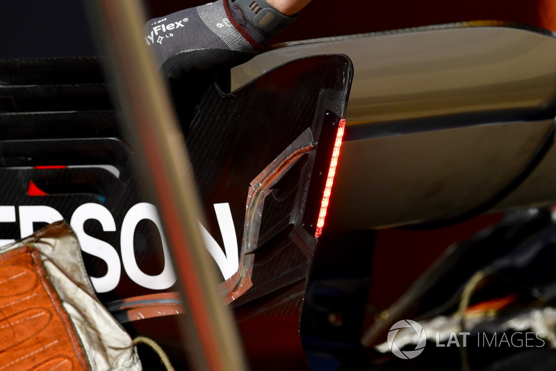 Detail lampu sayap belakang Mercedes-AMG F1 W09