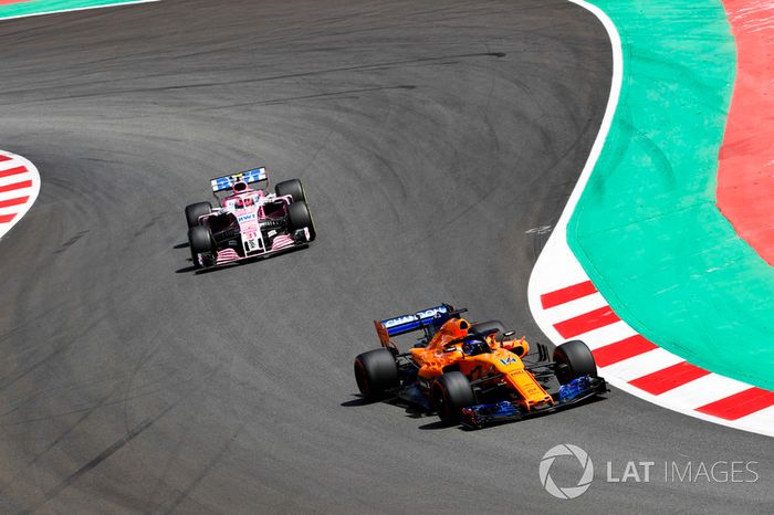 Fernando Alonso, McLaren MCL33, Esteban Ocon, Force India VJM11