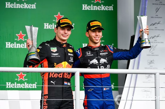 Podio: ganador de la carrera Max Verstappen, Red Bull Racing y Pierre Gasly, Toro Rosso, celebran