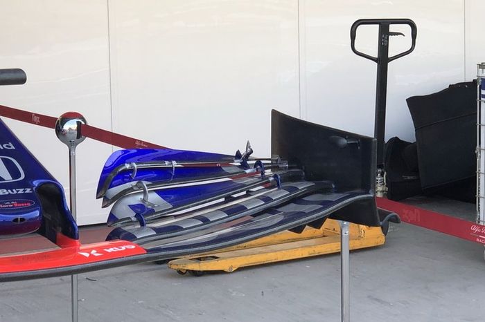 Asa dianteira do Toro Rosso STR14 