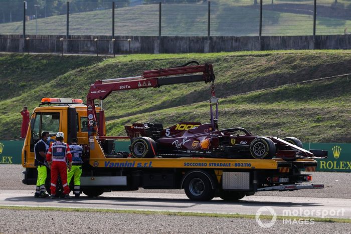 El monoplaza de Sebastian Vettel, Ferrari SF1000,es montado en una grúa