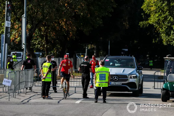Sebastian Vettel, Ferrari, llega al circuito en bici
