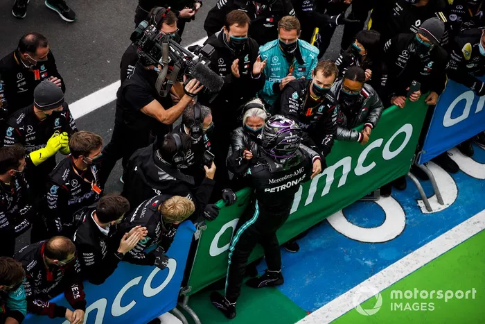 Ganador Lewis Hamilton, Mercedes F1 W11 en Parc Ferme celebra con el equipo