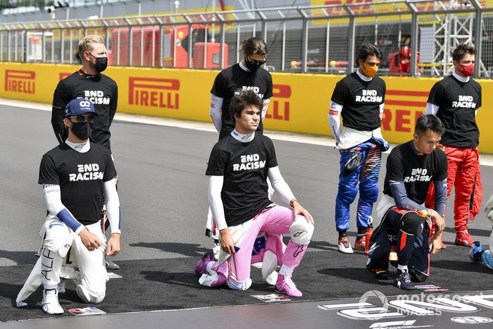 Los pilotos se arrodillan