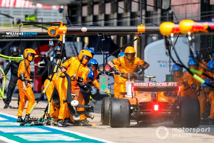 Lando Norris, McLaren MCL35 pit stop