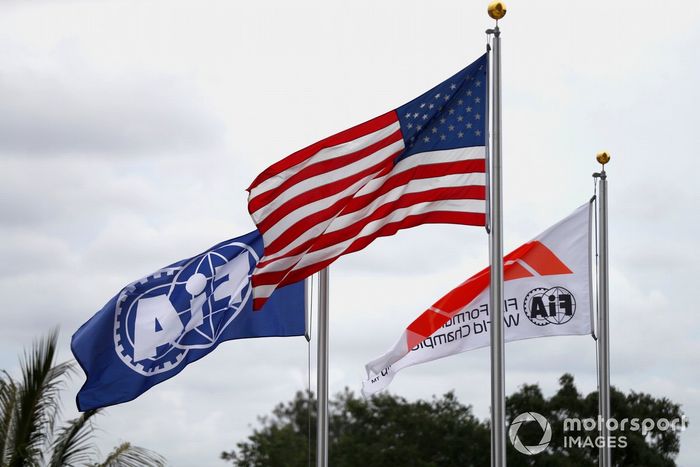 Las banderas de los Estados Unidos de América, la FIA y la Fórmula 1 ondean en el circuito