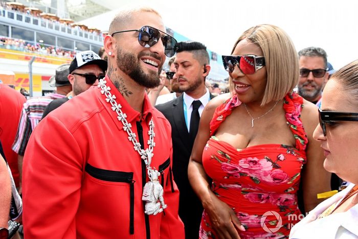 Serena Williams y Maluma en la parrilla