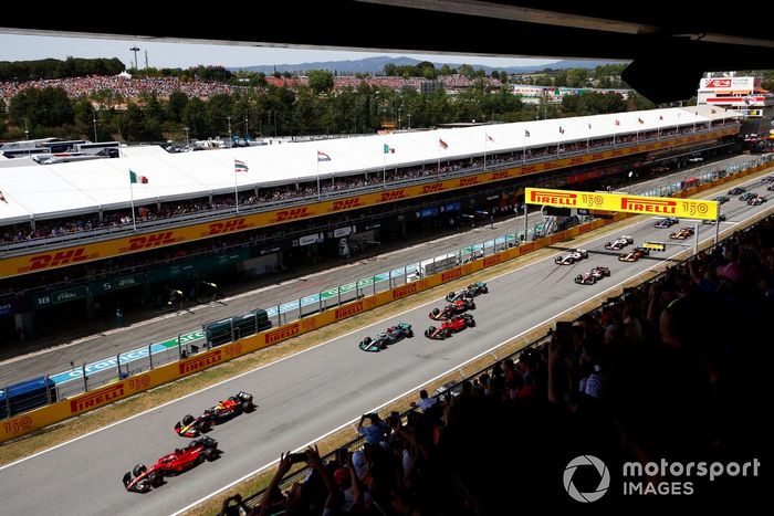 Charles Leclerc, Ferrari F1-75, Max Verstappen, Red Bull Racing RB18, George Russell, Mercedes W13, Carlos Sainz, Ferrari F1-75, Sergio Pérez, Red Bull Racing RB18, el resto en la salida 
