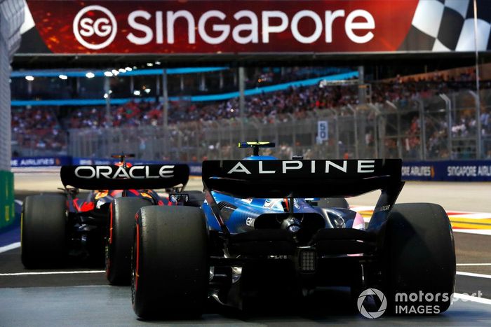 Max Verstappen, Red Bull Racing RB18, Esteban Ocon, Alpine A522