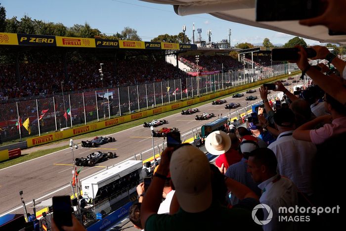 Los aficionados observan el lanzamiento de la parrilla de salida