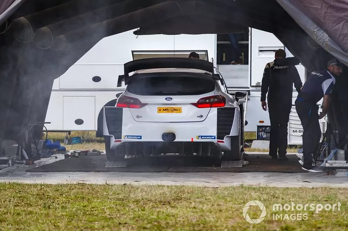 Valtteri Bottas prova la Ford Fiesta WRC del team M-Sport