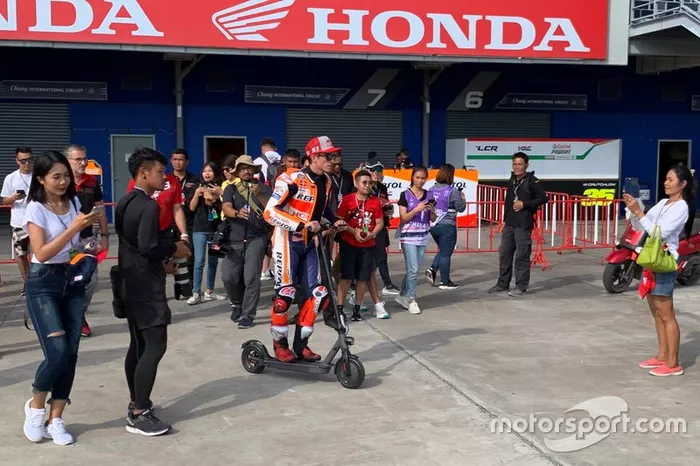 Marc Marquez, Repsol Honda Team en un patinete