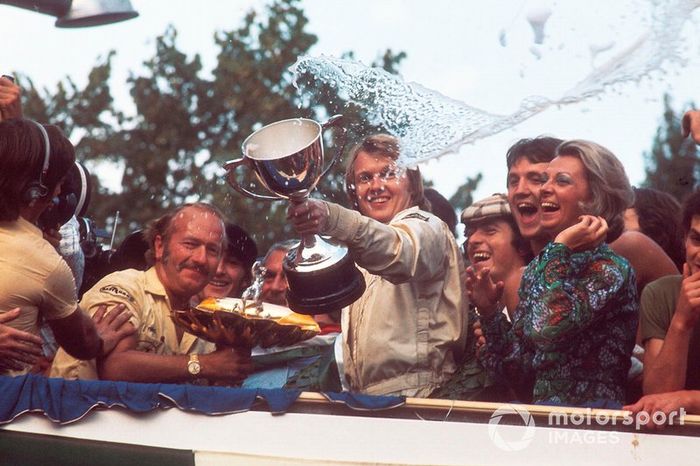 Podio: ganador de la carrera Ronnie Peterson, Team Lotus, celebra con el jefe del equipo Colin Chapman 