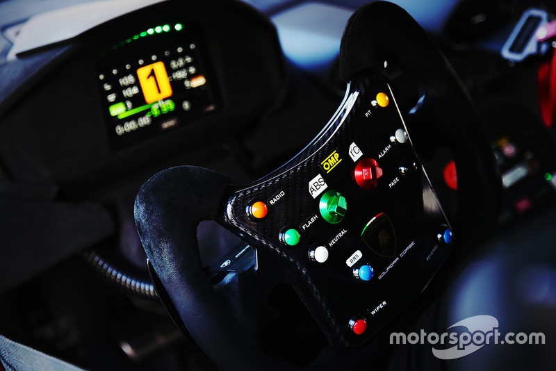 Il volante della Lamborghini Huracan Super Trofeo EVO