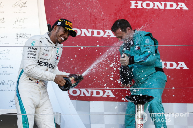 Il vincitore della gara Lewis Hamilton, Mercedes AMG F1, spruzza lo Champagne sul podio
